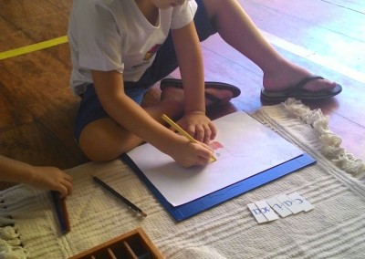 Lucas escrevendo com o 3o Alfabetário.
