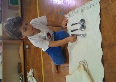 Gael pareando talheres.