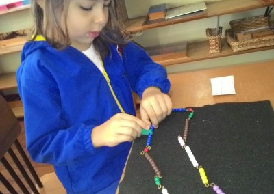 A Maria Isabel está construindo uma serpente.