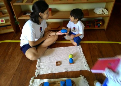 Yuji fazendo as conexões dos sólidos com objetos do ambiente.