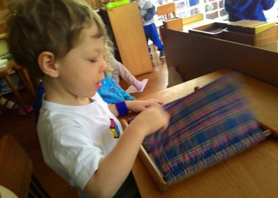 Lucas abrindo o telaio de colchete.