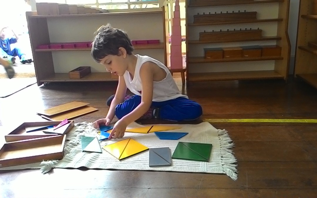 Infantile – Caixa Retangular de Triângulos Construtores