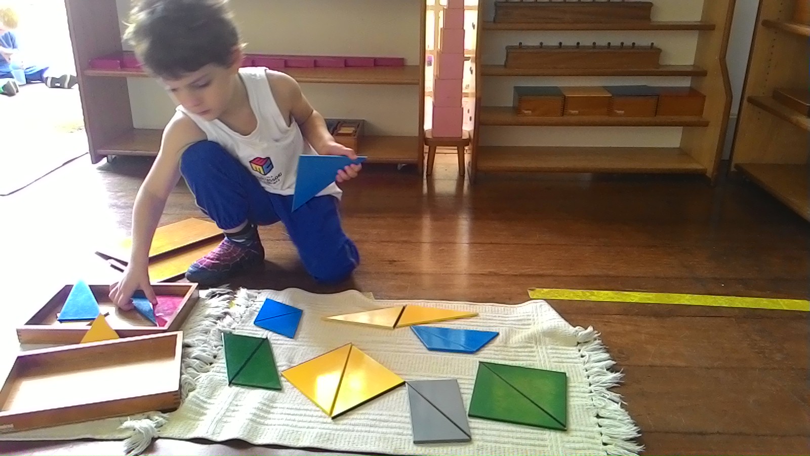 Caixa de Triangulação Montessori