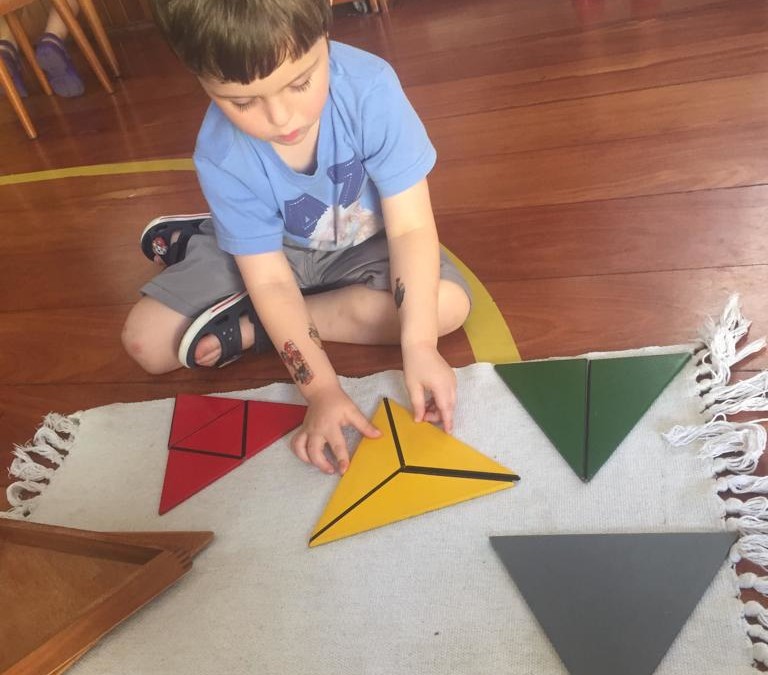 Infantile – Triângulos Construtores